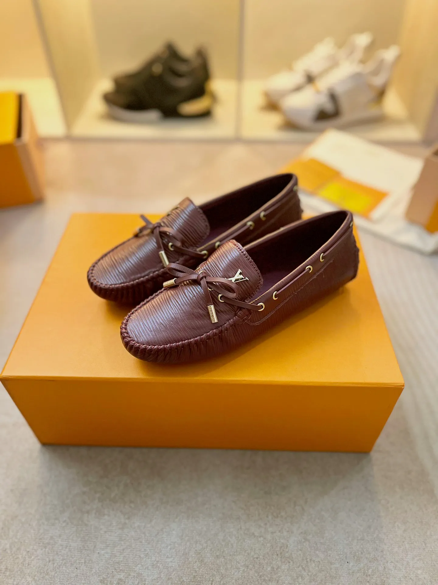 p460💰Couple model❤️🇫🇷 𝙇𝙤𝙪𝙞𝙨 𝙑𝙪𝙞𝙩𝙩𝙤𝙣 🇫🇷Louis Vuitton 2023 Classic𝓛𝓿 𝓣𝓻𝓪𝓲𝓷𝓮𝓻 Sports Series ➪➪➪¯ [Arizona Doudou Shoes Series] ▪️▪️▪️Arizona slip-on shoes are made of Monogram Eclipse canvas. Its hand-painted and dyed edges and hand-sewn uppers fully demonstrate Louis Vuitton's traditional shoemaking craftsmanship. This slip-on shoe is very lightweight. The integrated tongue and upper make it particularly comfortable and flexible. The soft outsole is equipped with rubber padding. Decorated with matching sash. Detailed features: ☑️Monogram Eclipse canvas ☑️Black Eclipse pattern ☑️Hand-painted shoe edges ☑️Hand-sewn uppers (each pair takes time to process) ☑️Integrated tongue and upper construction ☑️Outsole equipped with rubber lining ☑️size: 35_46